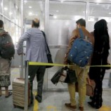 الحوثي يتجسس على المسافرين وينتهك خصوصياتهم