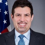 السفير الأمريكي يعزي أسر ضحايا انفجارات سوق لودر