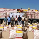 هلال الإمارات يوزع 85 طناً من المساعدات الغذائية لأهالي المصينعة بشبوة