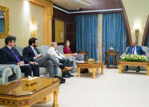 الرئيس الزُبيدي للقائم بأعمال سفير كندا لدى الرياض: الحوار هو الطريق السليم لإعادة الأمن والاستقرار إلى المنطقة