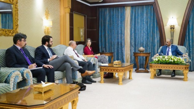 الرئيس الزُبيدي للقائم بأعمال سفير كندا لدى الرياض: الحوار هو الطريق السليم لإعادة الأمن والاستقرار إلى المنطقة