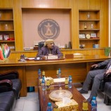 الرئيس الزُبيدي يلتقي رئيس انتقالي شبوة ويطّلع منه على آخر المستجدات بالمحافظة