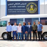 السقاف يلتقي رئيس نادي الجزيرة الرياضي ويسلمه حافلة نقل مقدمة من محافظ العاصمة عدن