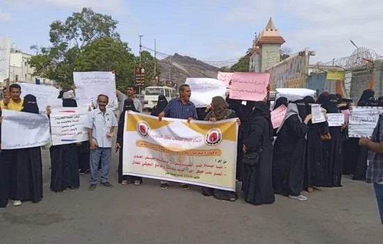 وقفة سلمية لعمال الجنوب بمحيط القصر الرئاسي في عدن 