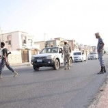 القوات الأمنية تضبط عدد من سائقي الدراجات النارية بشارع الستين بالمكلا