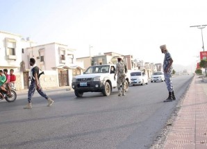 القوات الأمنية تضبط عدد من سائقي الدراجات النارية بشارع الستين بالمكلا