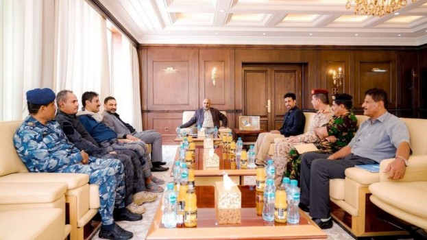 ‏الرئيس الزُبيدي يطّلع على الأوضاع الأمنية والعسكرية بمحافظة شبوة