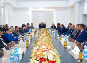 الرئيس الزُبيدي يلتقي رئيس وأعضاء اللجنة العسكرية والأمنية العُليا