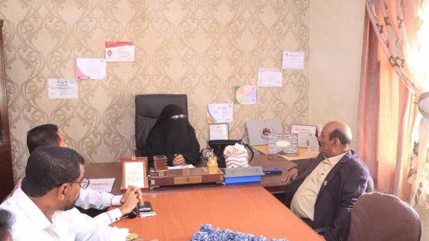 رئيس انتقالي شبوة الشيخ لحمر علي لسود يطلع على أنشطة جميعة تنمية المرأة بالمحافظة