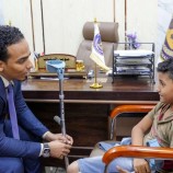 رئيس تنفيذية انتقالي العاصمة عدن يلتقي بالطفل منصور جريح حرب 2015 ويؤكد على ضرورة الاهتمام بالجرحى