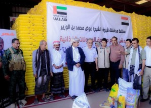 المحافظ بن الوزير يدشن توزيع 23 ألف معونة غذائية بتمويل من الأشقاء في الإمارات