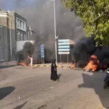 تظاهرة حاشدة أمام قصر معاشيق تطالب بالتغيير وتحمل الحكومة مسؤولية انهيار الخدمات