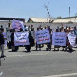 عمال وموظفو المؤسسة العامة للطرق والجسور بالعاصمة عدن يطالبون بإنقاذ المؤسسة وتصحيح مسار صندوق الطرق