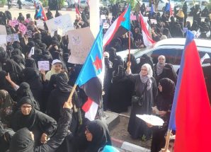 نساء عدن يوجهن رسائل قوية للمجلس الرئاسي والحكومة