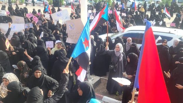 نساء عدن يوجهن رسائل قوية للمجلس الرئاسي والحكومة