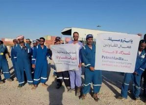 عمال الشركات النفطية ينفذون وقفة احتجاجية للمطالبة بحقوقهم المشروعة