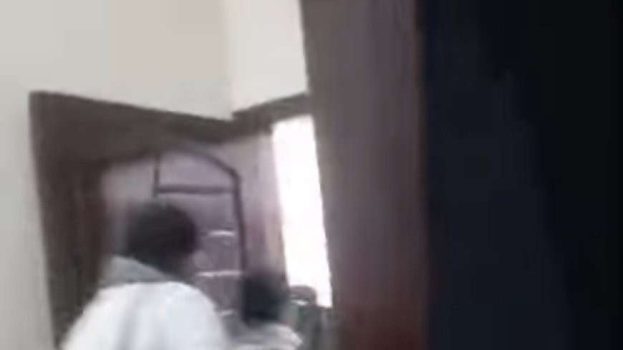 عاجل| مسلحون يقتحمون مستشفى في تعز ويختطفون مواطناً من أمام زوجته وطفله