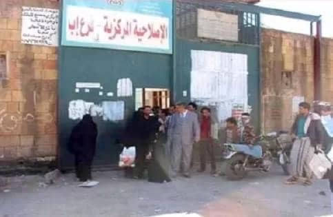 قيادي في مليشيا الحوثي يُهرّب متهمًا بالقتل من سجن إب مقابل رشوة مالية