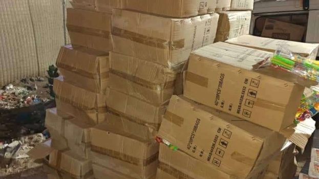 قوات حزام طوق عدن تضبط شحنة مواد غذائية منتهية الصلاحية في نقطة الرباط