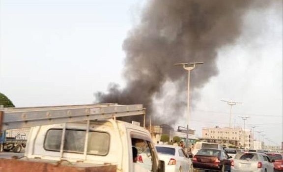 اندلاع حريق هائل في مستودع للبطاريات والألواح الشمسية في الغيضة