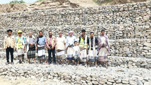 الفاطمي مدير عام مديرية بيحان ومدير مكتب الزراعية بالمديرية يستلمان مشروع حماية الارضي الزراعية في قوز ام ناصر