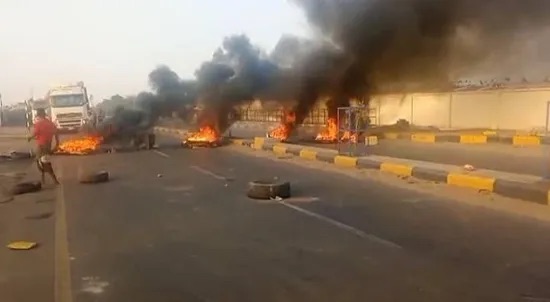 احتجاجات في لحج تندد بتدهور الخدمات وانهيار العملة 
