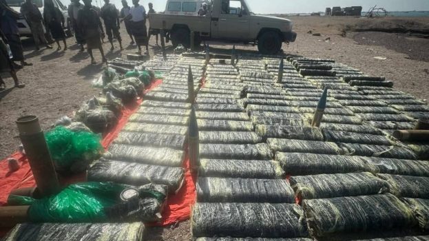 قوات الحملة الأمنية المشتركة تضبط قاربًا يحمل صواريخ وذخائر مهربة، قرب باب المندب