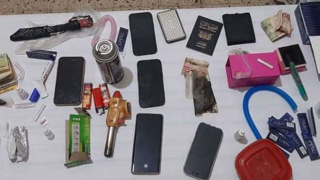 مكافحة المخدرات بساحل حضرموت تضبط عصابة لترويج الحشيش والشبو في أحد الفنادق وعزبة شبابية بالمكلا