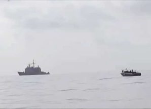 خفر السواحل يضبط مهربي أسلحة في عملية نوعية بالتنسيق مع البحرية الأمريكية 