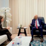 الرئيس الزُبيدي يناقش مع سفيرة فرنسا مستجدات الوضع الإنساني في بلادنا
