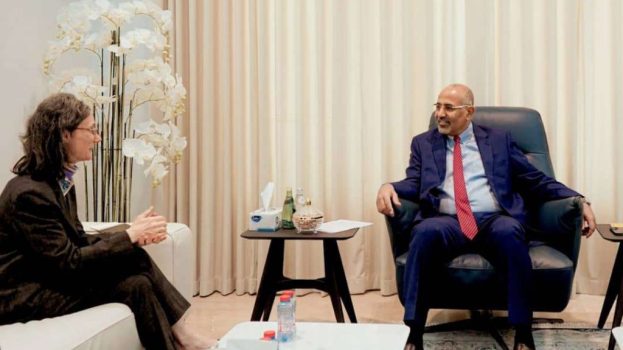 الرئيس الزُبيدي يناقش مع سفيرة فرنسا مستجدات الوضع الإنساني في بلادنا