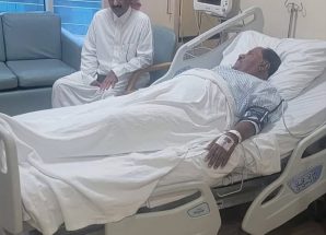 المحافظ بن الوزير يطمئن على صحة قائد القوات المشتركة بعد عملية جراحية ناجحة في الإمارات.