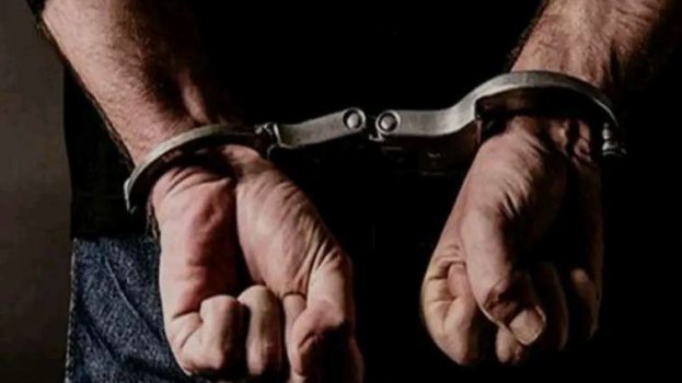 بعد ساعة من وقوع الجريمة.. أمن المكلا يضبط متهمًا بإطلاق النار على والدته