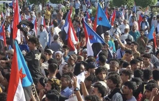 مندسّون يحاولون إثارة الفوضى في تظاهرة عدن.. والأمن يسيطر بحزم
