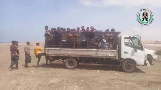 الحزام الأمني في الصبيحة يضبط 119 مهاجرا أفريقيا بعمق البحر 