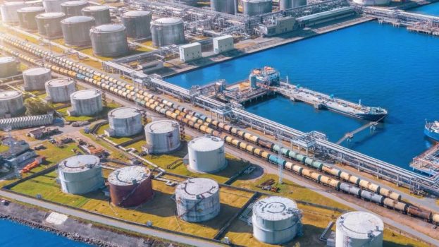 أسعار النفط تعمق خسائرها وتهبط بأكثر من 1.5%