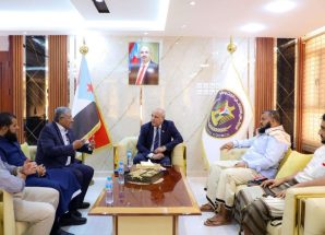 الكثيري يناقش مع عدد من أعضاء جمعية الصرّافين في العاصمة عدن سُبل وقف انهيار العملة