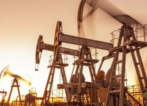 أسعار النفط تستقر مع تقييم آفاق العرض والعقوبات على روسيا