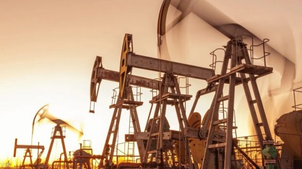 أسعار النفط تستقر مع تقييم آفاق العرض والعقوبات على روسيا