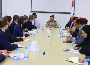 وزير الدفاع يبحث مع سفراء الاتحاد الأوروبي في عدن سبل دعم القوات المسلحة وتأمين الملاحة البحرية