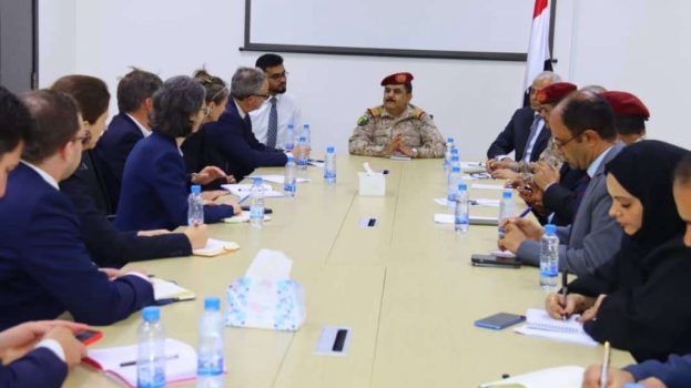 وزير الدفاع يبحث مع سفراء الاتحاد الأوروبي في عدن سبل دعم القوات المسلحة وتأمين الملاحة البحرية