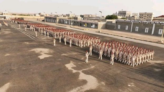 وزير الدفاع يشهد حفل تخرج الدفعة الثالثة جامعيين في الكلية الحربية بالعاصمة عدن