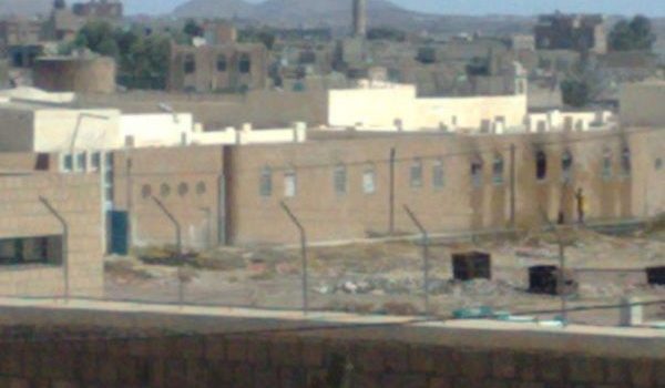 فرار 5 سجناء من سجن ذمار في وضح النهار وسط اتهامات بتواطؤ أمني