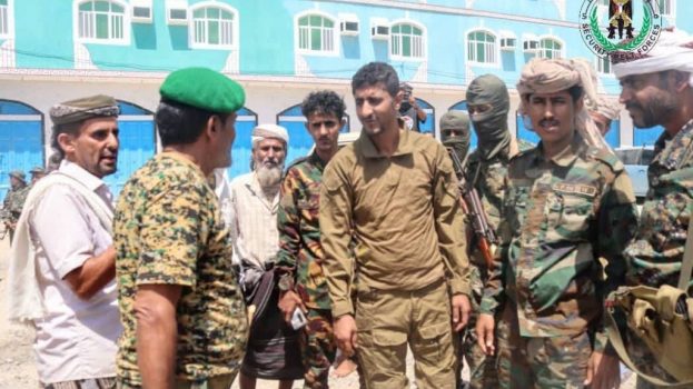 قائد حزام المنطقة الوسطى يزور جبهة ثره ويشيد بصمود المقاومة الجنوبية