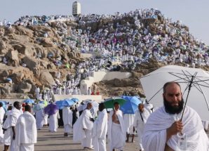 على عرفات.. ضيوف الرحمن يؤدون ركن الحج الأعظم