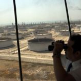 أرامكو السعودية” تخفض سعر خامها الرئيسي للعملاء في آسيا