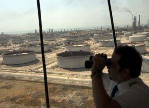أرامكو السعودية” تخفض سعر خامها الرئيسي للعملاء في آسيا