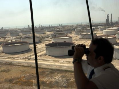 أرامكو السعودية” تخفض سعر خامها الرئيسي للعملاء في آسيا