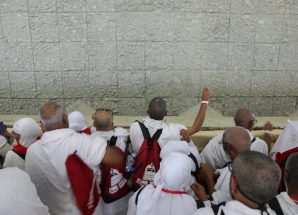 الحجاج يرمون جمرة العقبة الكبرى بأول أيام العيد