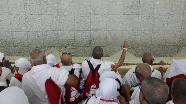 الحجاج يرمون جمرة العقبة الكبرى بأول أيام العيد